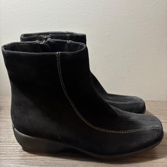 Clarks Black Suede Booties Size 9.5W - Picture 6 of 8